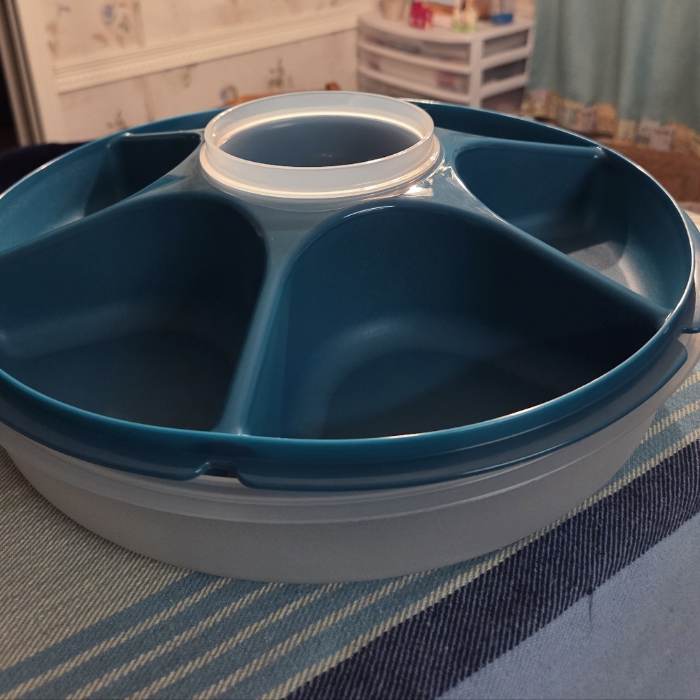 Tupperware Serving Center Set - Picture 2 of 3